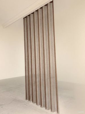 কাস্টম সাইজ এবং টেকসই রেল এবং অন্যান্য ফিটিংস সহ অ্যালুমিনিয়াম চেইন লিঙ্ক পর্দা