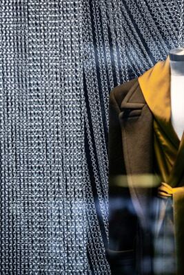 12x24 মিমি চেইন সাইজ অ্যালুমিনিয়াম চেইন পর্দা 60% খোলা এলাকা এবং 1.2 মিমি তারের ব্যাসার্ধের সাথে পোকামাকড় সুরক্ষার জন্য