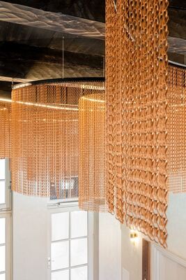 ১২x২৪মিমি চেইন সাইজের অ্যালুমিনিয়াম চেইন ফ্লাই স্ক্রিন, যা ৬০% খোলা জায়গা এবং ১.২মিমি তারের ব্যাস সহ পোকামাকড় নিয়ন্ত্রণের জন্য ব্যবহৃত হয়